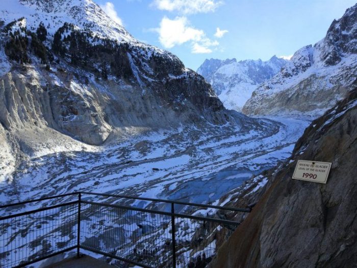 A plaque shows the glacier reach the point where the photographer is in 1990; currently, there is a stairway from where the glacier can be seen many meters down below.