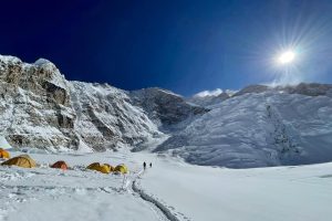 Tents on a huge snowy plain on Kangchenjunga