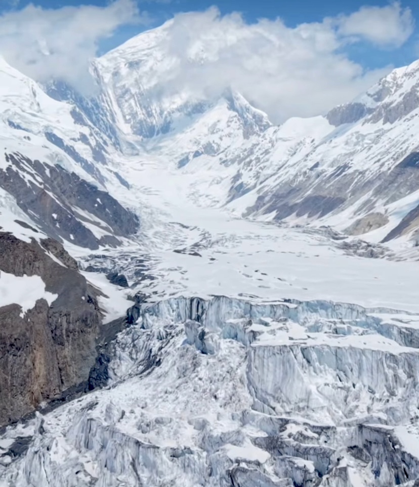 A complete photo of the recent expedition. 