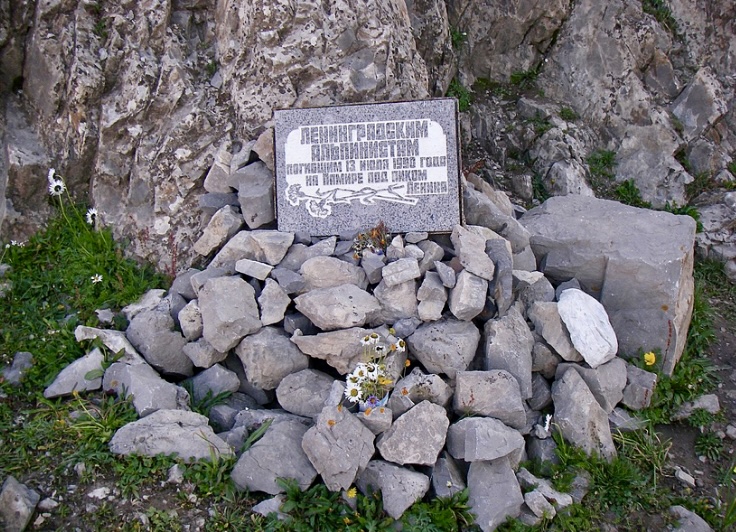 A memorial plaque near Lenin Peak commemorating the victims of the disaster.
