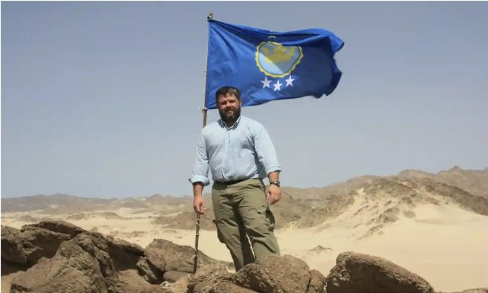 Heaton and his flag in Bir Tawil.